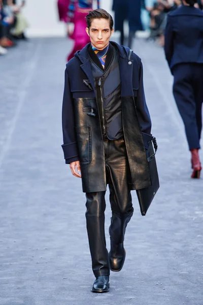 Look 16